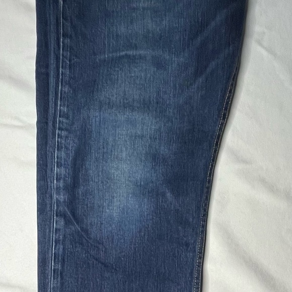 Levi's Relaxed Fit Medium Blue Jeans - Picture 5 of 6